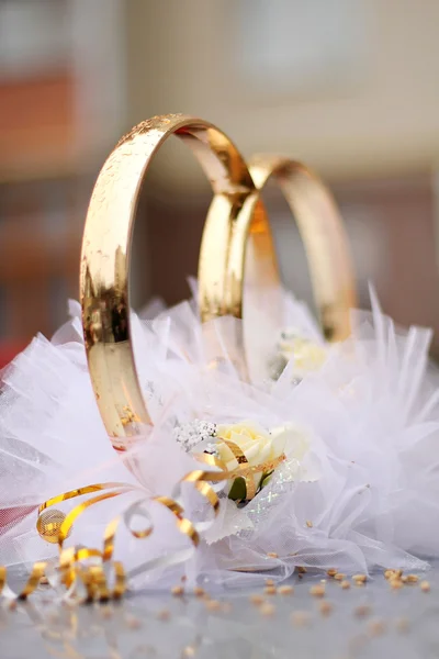 stock image Wedding rings on the car