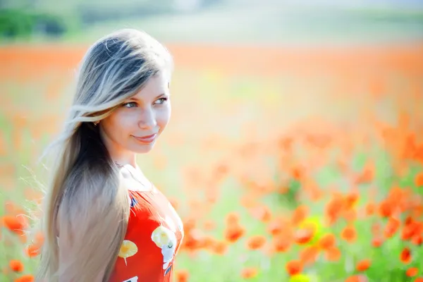 Girl in poppy field — Stock Photo, Image