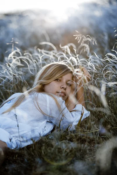 Romantikus lány feküdt a fűben — Stock Fotó