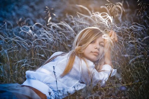 ロマンチックな女の子草で横になっています。 — ストック写真