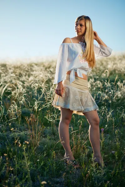 Jong meisje in het veld — Stockfoto