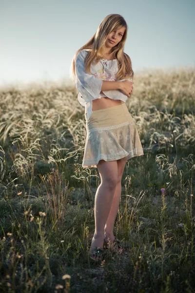 Junges Mädchen im Feld — Stockfoto