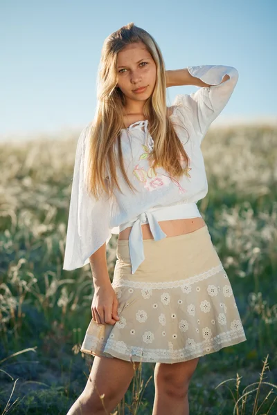 Молодая девушка в поле — стоковое фото