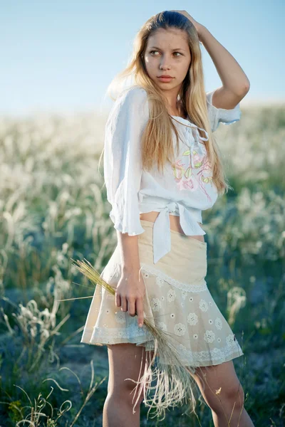 Young girl in field — Stock Photo, Image