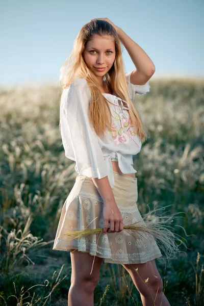 Young girl in field — Stock Photo, Image