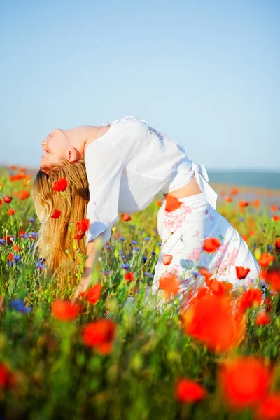 Dziewczyna pozuje w kwiat pole — Zdjęcie stockowe