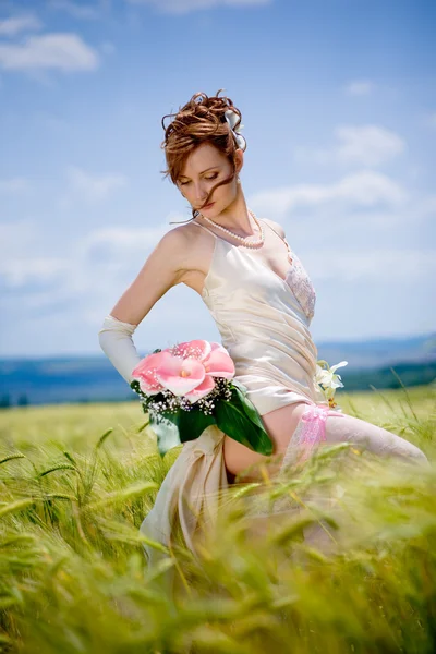 Braut posiert im Feld — Stockfoto
