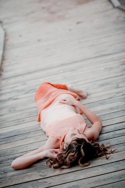 Relaxante mulher no cais — Fotografia de Stock