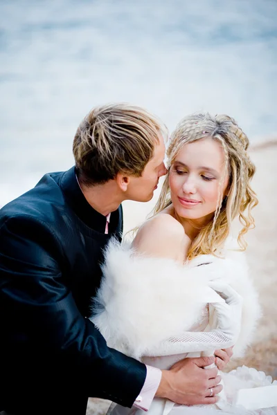 Braut und Bräutigam küssen — Stockfoto