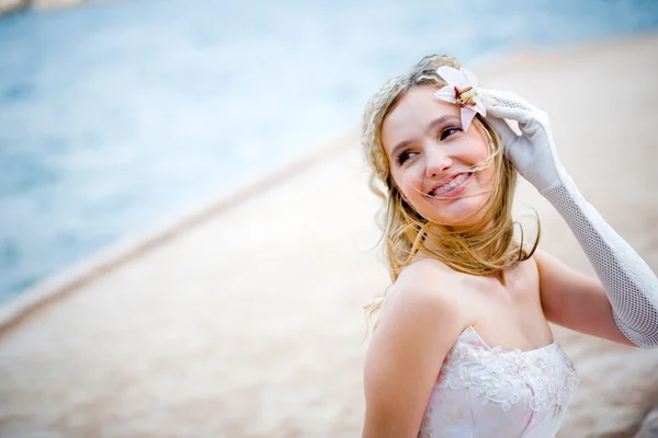 Mooie gelukkige bruid — Stockfoto