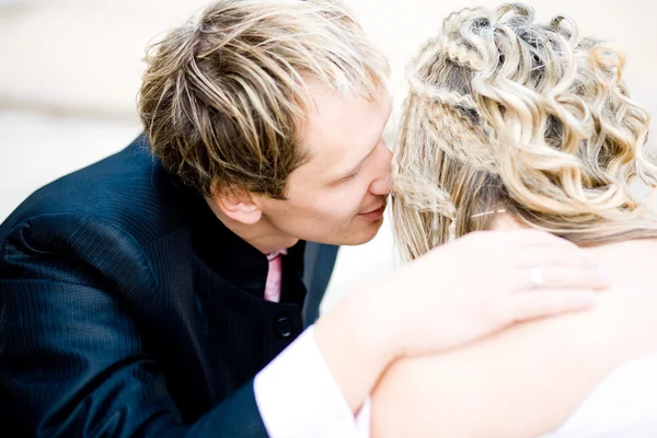 Gelin ve damat öpüşme — Stok fotoğraf