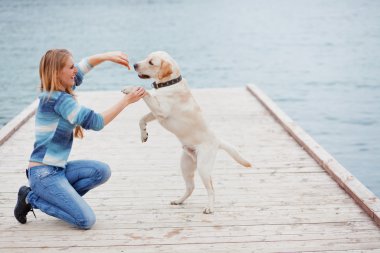 Köpekli kız