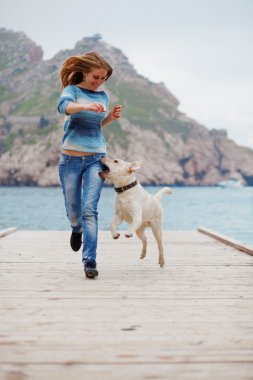 Köpek gibi koşan kız.