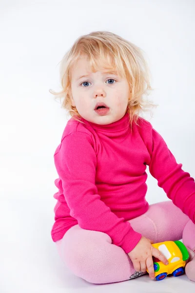 Babymeisje met speelgoed — Stockfoto