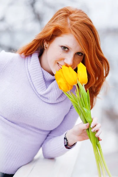 Kvinna att lukta blommor — Stockfoto