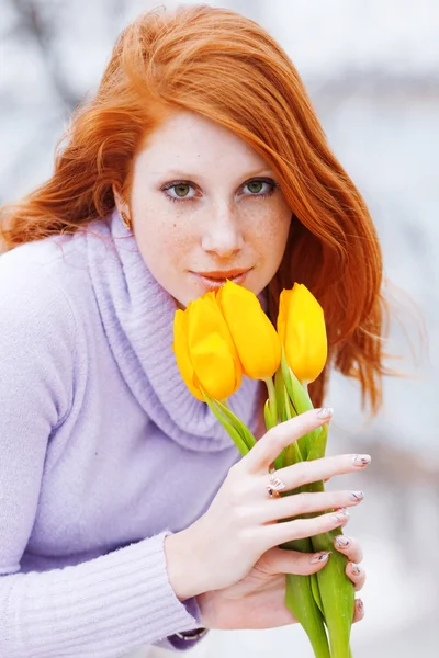 Kvinna att lukta blommor — Stockfoto