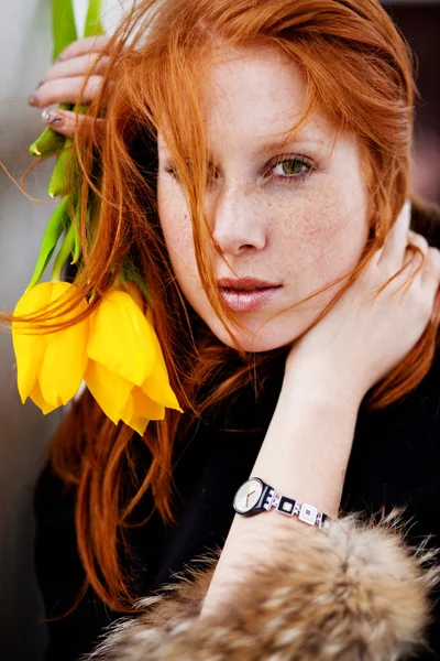 Porträtt av flicka med tulpaner — Stockfoto