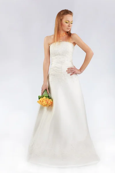 Sposa indossa abito da sposa — Foto Stock