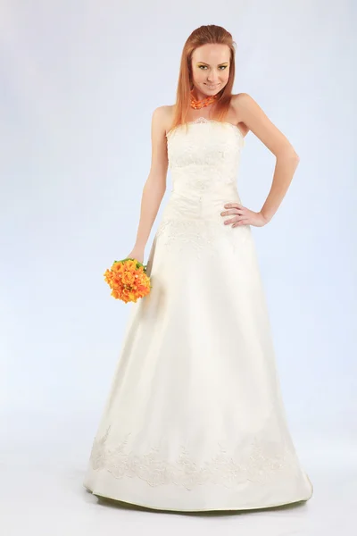 Nevěsta na sobě svatební šaty — Stock fotografie