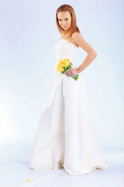 Noiva usando vestido de noiva — Fotografia de Stock