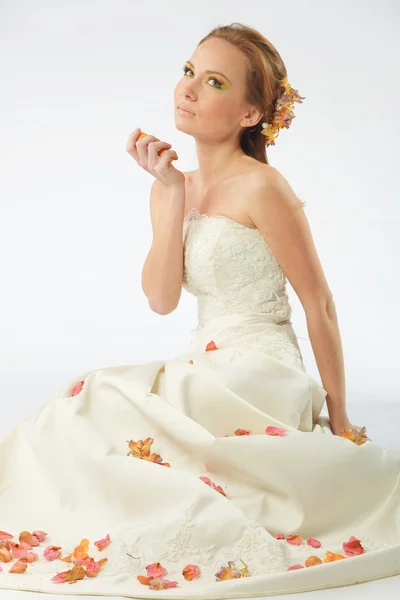 Sensuele bruid met rozenblaadjes — Stockfoto
