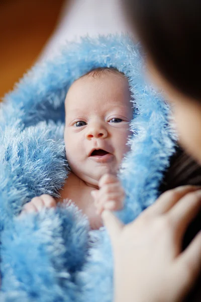 Bebé en las manos de la madre —  Fotos de Stock
