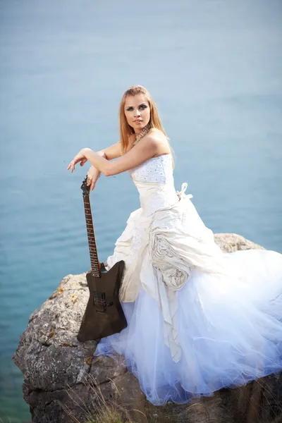 Braut mit Gitarre — Stockfoto