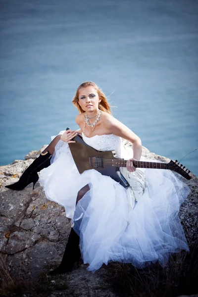 Bride with guitar — Stock Photo, Image