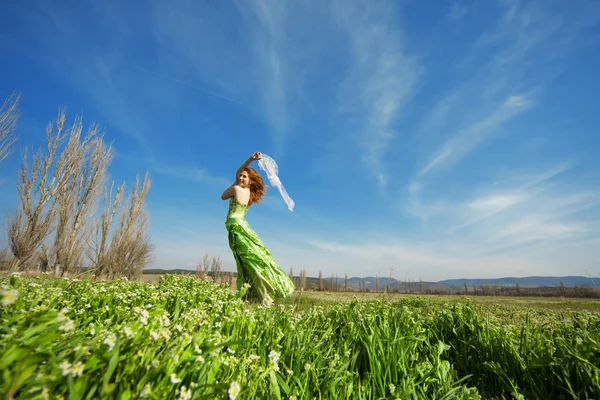 Девушка в поле — стоковое фото