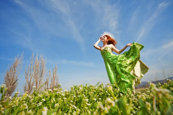 Hermosa mujer en el prado — Foto de Stock