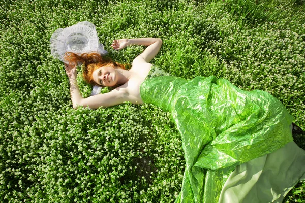 女孩躺在草丛中 — 图库照片
