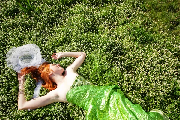 Fille couchée dans l'herbe — Photo
