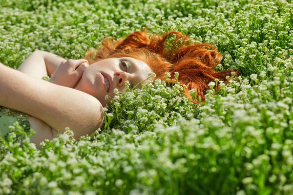 草で横になっている女の子 — ストック写真