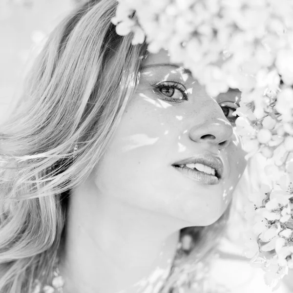 Zwart-wit portret van de bruid — Stockfoto