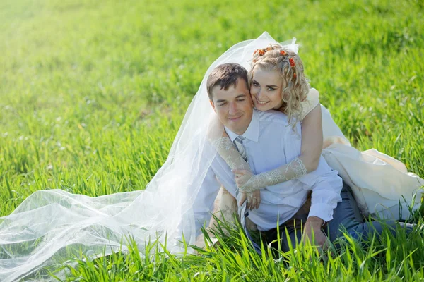 Szerető esküvői pár — Stock Fotó