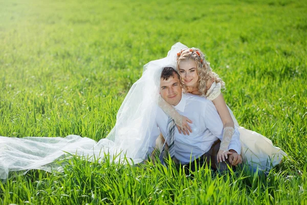 Szerető esküvői pár — Stock Fotó