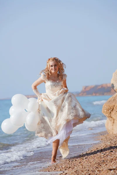 Noiva correndo na praia — Fotografia de Stock