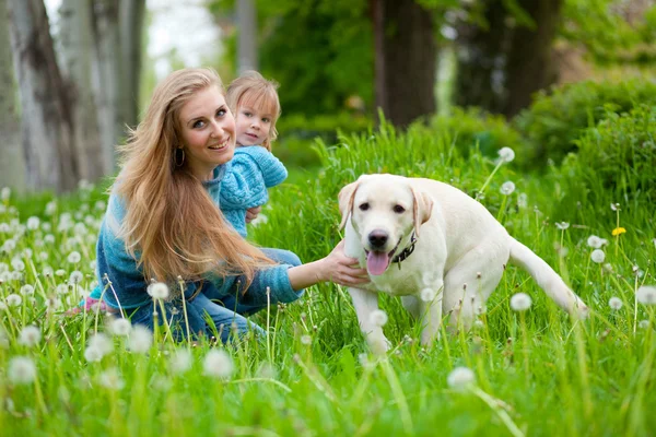 Женщина с девушкой и собакой — стоковое фото