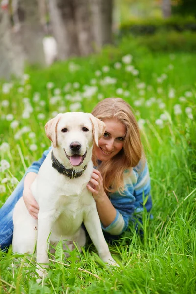 Labrador olan kadın — Stok fotoğraf