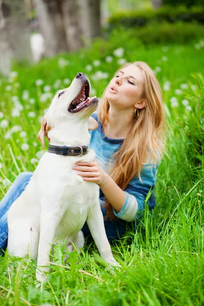 Labrador ile kız — Stok fotoğraf