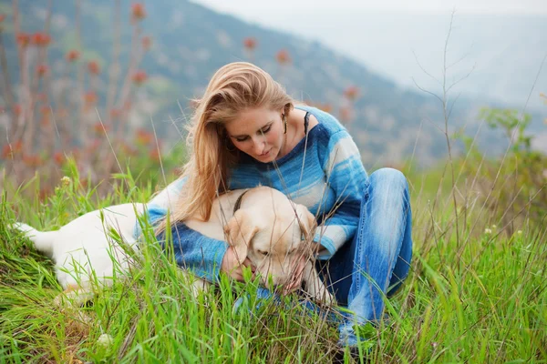 Ragazza con il suo cane — Foto Stock