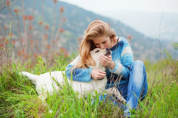 Дівчина зі своїм собакою — стокове фото