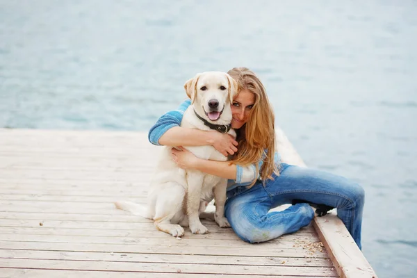Lány kutyával — Stock Fotó