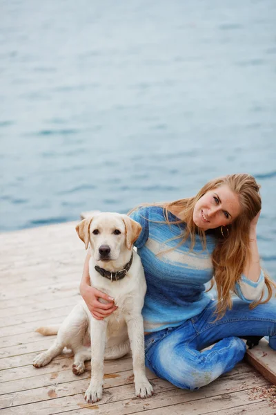 Lány kutyával — Stock Fotó