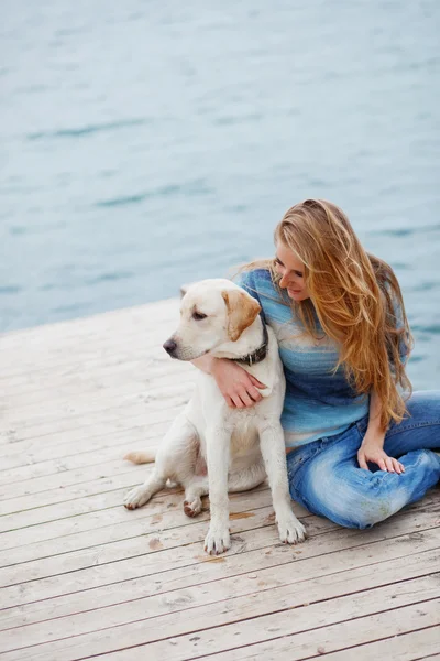犬を連れた女の子 — ストック写真
