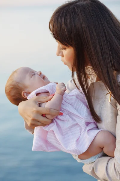 Mamma med barn baby — Stockfoto