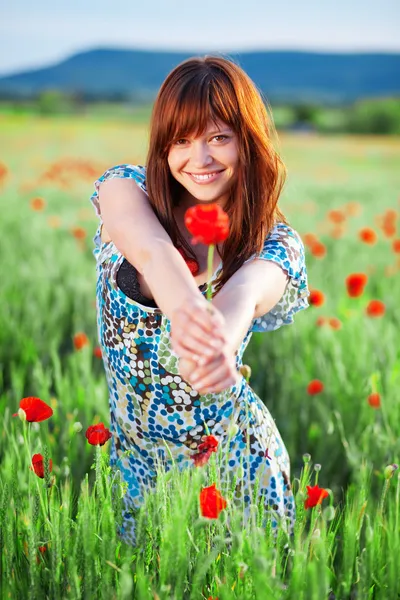 Lächelndes Mädchen, das Blumen schenkt — Stockfoto