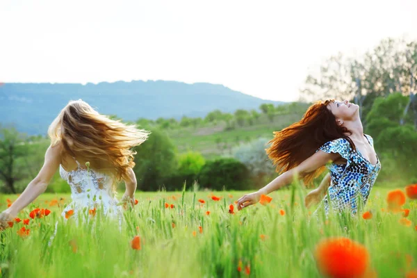 Meninas no campo de primavera — Fotografia de Stock