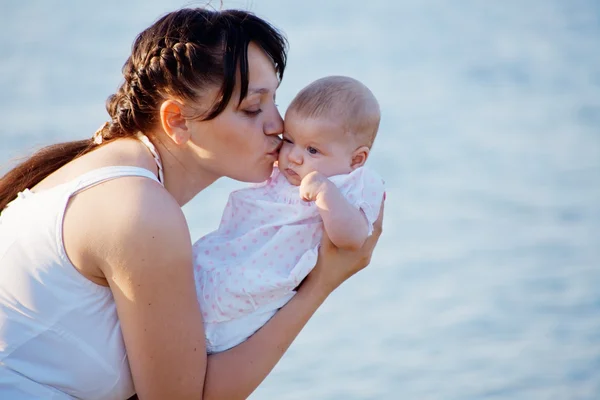 Madre baciare il suo bambino — Foto Stock