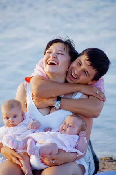 Jonge gelukkige familie — Stockfoto